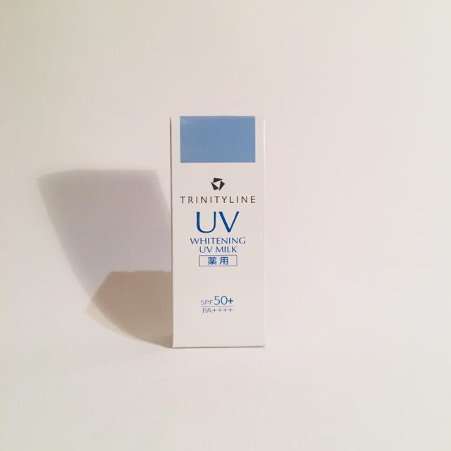 トリニティーライン 薬用ホワイトニングUVミルクW 日焼け止め 下地 30ml コスメ/美容のボディケア(日焼け止め/サンオイル)の商品写真