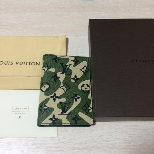 LOUIS VUITTON × 村上隆 モノグラモフラージュ パスポートケース