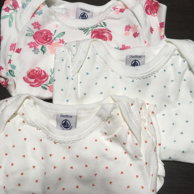 PETIT BATEAU(プチバトー)の24m 新品 プチバトー プリント＆カラー長袖ボディ５枚組 キッズ/ベビー/マタニティのベビー服(~85cm)(肌着/下着)の商品写真