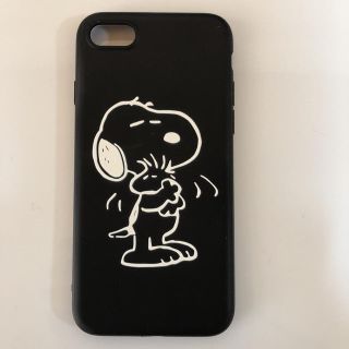 スヌーピー(SNOOPY)の大人気！iPhone7/8 スヌーピーとウッドストック シリコン 黒 ケース(iPhoneケース)