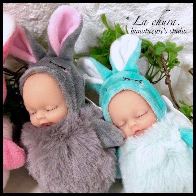 ♥️スヤスヤ赤ちゃん Sleeping baby キーホルダー♡うさぎ グレー♡ | フリマアプリ ラクマ