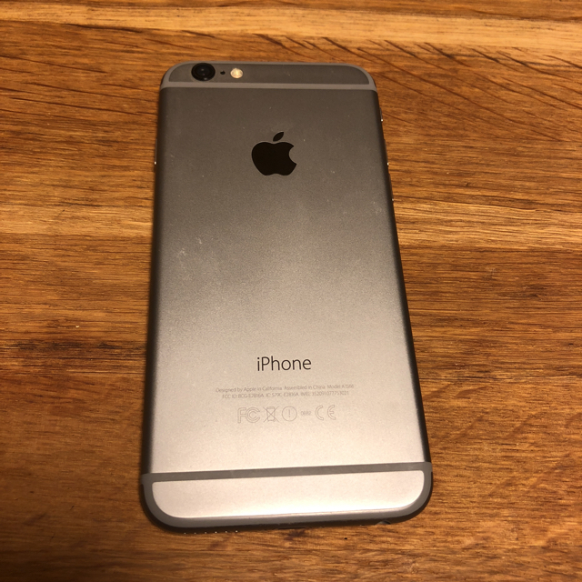 Apple(アップル)のiPhone 6 Silver 64 GB docomo スマホ/家電/カメラのスマートフォン/携帯電話(スマートフォン本体)の商品写真