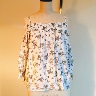 ページボーイ(PAGEBOY)のL260 美品 2WAY オフショルダー トップス 半袖 白 ボタニカル (シャツ/ブラウス(半袖/袖なし))