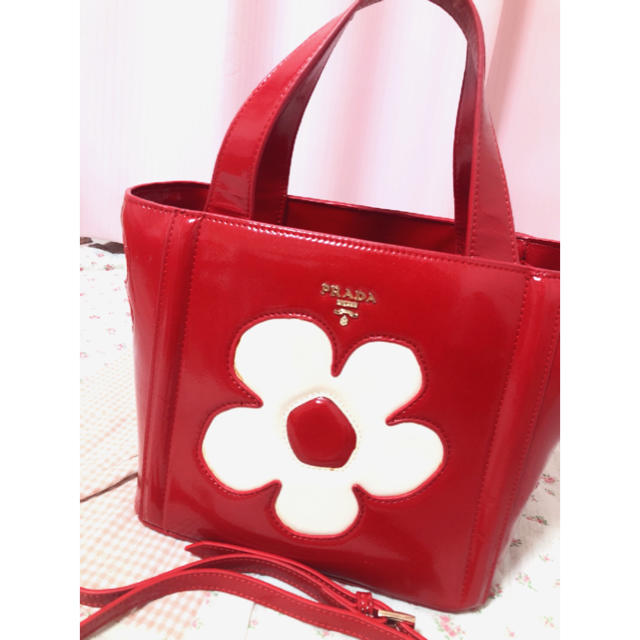 PRADA(プラダ)のプラダ花柄バッグ miumiuハンドバッグ赤 カナパトート中古 鞄 レディースのバッグ(ハンドバッグ)の商品写真