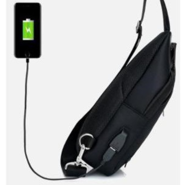 【大人気!】ボディーバッグ USBポート付き 斜め掛け ブラック迷彩柄   メンズのバッグ(ボディーバッグ)の商品写真