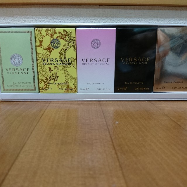 Gianni Versace(ジャンニヴェルサーチ)の【ゆい様専用】ヴェルサーチ(バラ売り) エロスフェム 5ml コスメ/美容の香水(香水(女性用))の商品写真