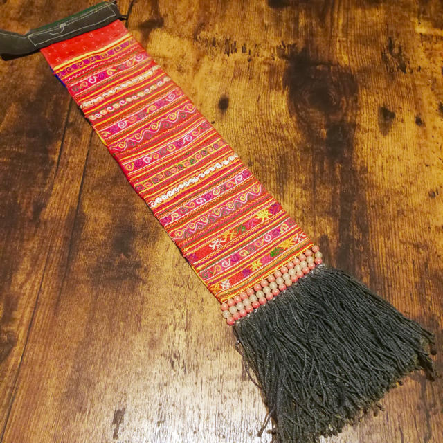チャイハネ(チャイハネ)のおすすめ◎モン族古布◎オレンジ刺繍 ハンドメイドの素材/材料(生地/糸)の商品写真