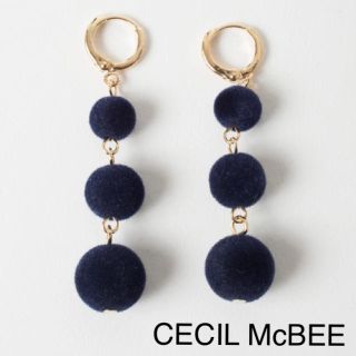 セシルマクビー(CECIL McBEE)の今季【新品】セシルマクビー  フロッキー3連ピアス ネイビー(ピアス)