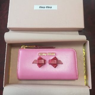 ミュウミュウ(miumiu)の[最終価格] MiuMiu キーケース ピンク リボン 定価 3万6千円 完売品(キーケース)