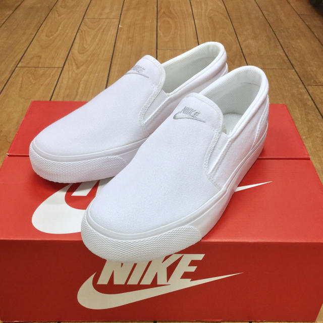 NIKE(ナイキ)の【新品】N I KE TOKI SLIP 724770-100 25.5cm メンズの靴/シューズ(スニーカー)の商品写真