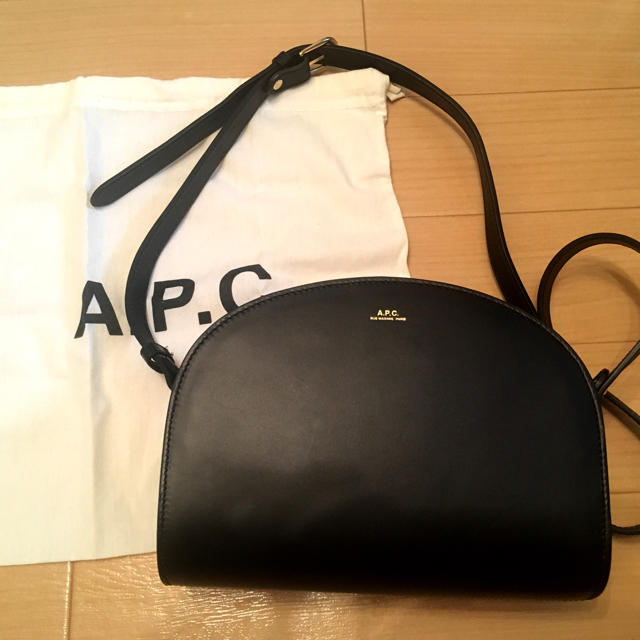 A.P.C. ハーフムーンバッグ