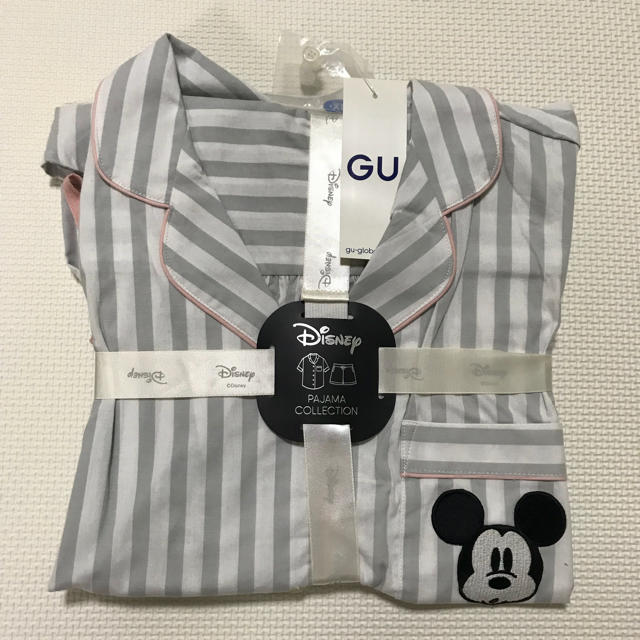 GU(ジーユー)の【新品未使用】GU ディズニー ミッキー 半袖 ショートパンツ パジャマセット レディースのルームウェア/パジャマ(パジャマ)の商品写真