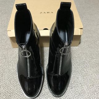 ザラ(ZARA)のZARA エナメルショートブーツ(ブーティ)