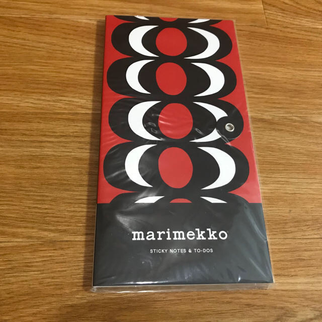 marimekko(マリメッコ)の並行輸入品【マリメッコ】付箋、メモパッドセット インテリア/住まい/日用品の文房具(ノート/メモ帳/ふせん)の商品写真