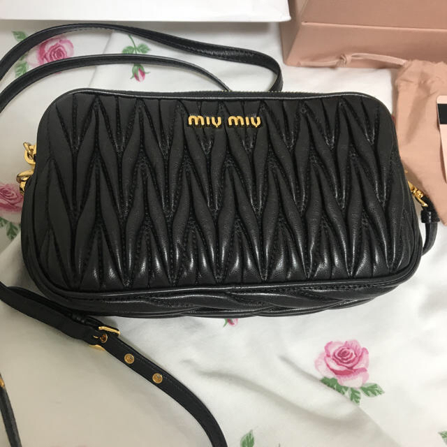 miumiu(ミュウミュウ)のmiumiu マトラッセ バッグ 14日までnako様専用 レディースのバッグ(ショルダーバッグ)の商品写真