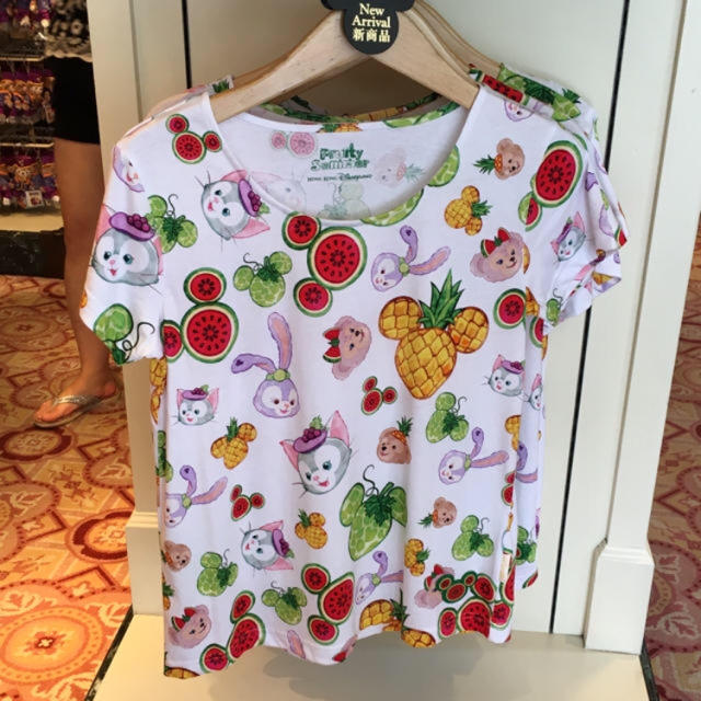 Disney(ディズニー)のみいたん様♡香港ディズニー限定♡ダッフィーフレンズフルーツ柄Tシャツ2枚セット レディースのトップス(Tシャツ(半袖/袖なし))の商品写真