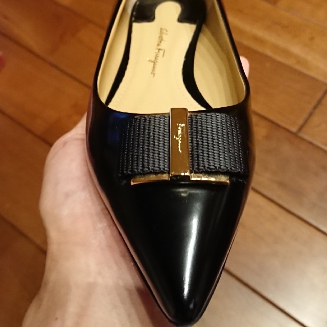 Salvatore Ferragamo(サルヴァトーレフェラガモ)の【最終値下げ】フェラガモ 黒パンプス 22.5cm D 3回だけ着用 レディースの靴/シューズ(ハイヒール/パンプス)の商品写真