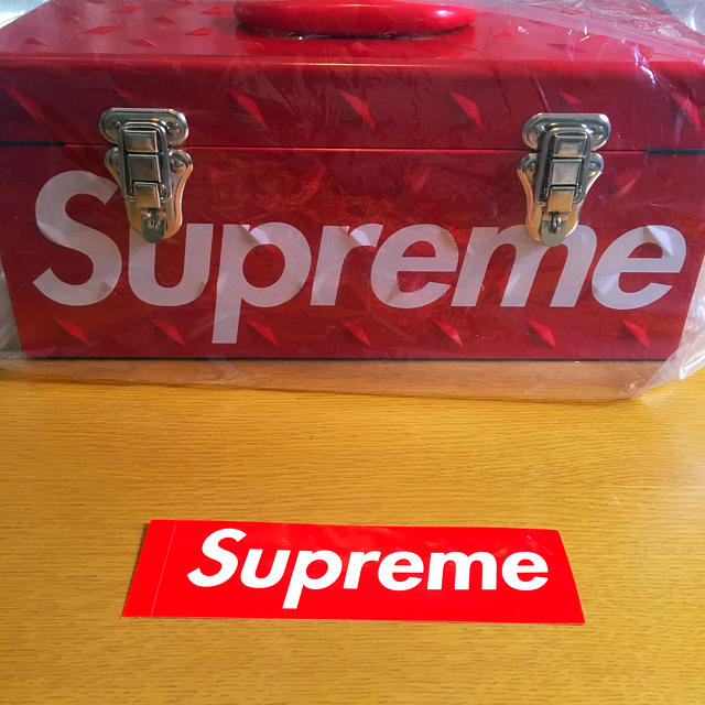 Supreme(シュプリーム)のSupreme plate tool box ステッカー入り インテリア/住まい/日用品の収納家具(ケース/ボックス)の商品写真