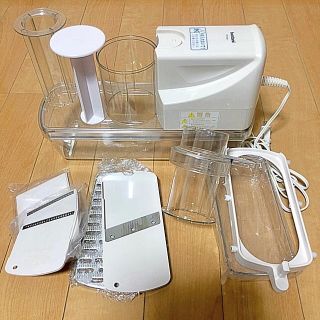 イワタニ(Iwatani)の電動ベジタブルスライサー あっとスライス スヌーピー タッパー 4個付き(調理道具/製菓道具)