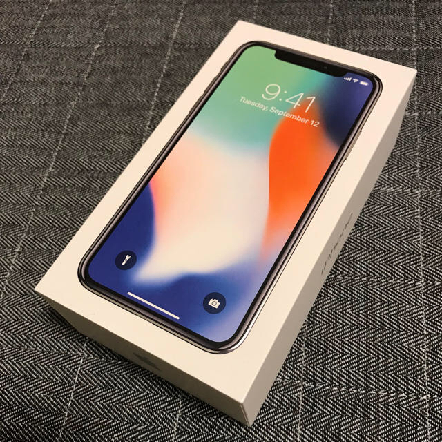 iPhone(アイフォーン)の美品 iPhone X 64GB シルバー au スマホ/家電/カメラのスマートフォン/携帯電話(スマートフォン本体)の商品写真