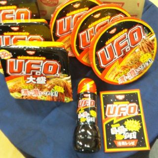 ニッシンショクヒン(日清食品)の日清焼そばU.F.O. UFO濃い濃い追いソース! ボトルセット

(インスタント食品)