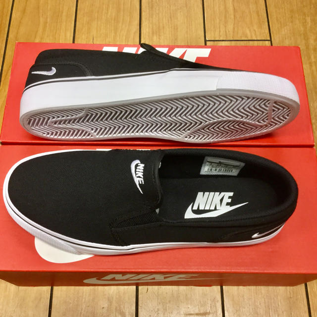 NIKE(ナイキ)の【新品】N I KE TOKI SLIP 724770-010 24.0cm レディースの靴/シューズ(スニーカー)の商品写真