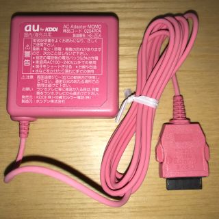 エーユー(au)の【未使用】au 携帯(ガラケー)用充電器 桃色【純正品】(バッテリー/充電器)