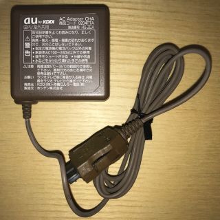 エーユー(au)の【未使用】au 携帯(ガラケー)用充電器 茶色【純正品】(バッテリー/充電器)