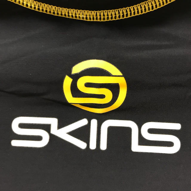 SKINS(スキンズ)のSKINS インナーシャツ スポーツ/アウトドアのトレーニング/エクササイズ(トレーニング用品)の商品写真