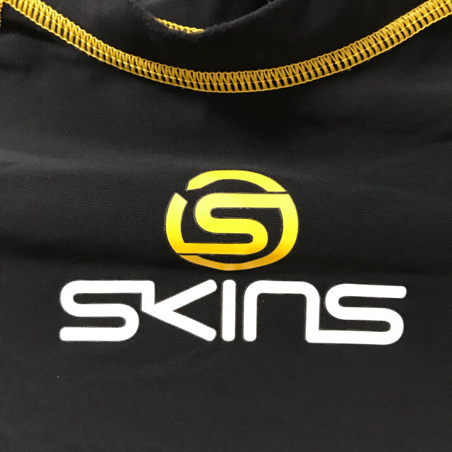 SKINS(スキンズ)のSKINS インナーシャツ スポーツ/アウトドアのトレーニング/エクササイズ(トレーニング用品)の商品写真