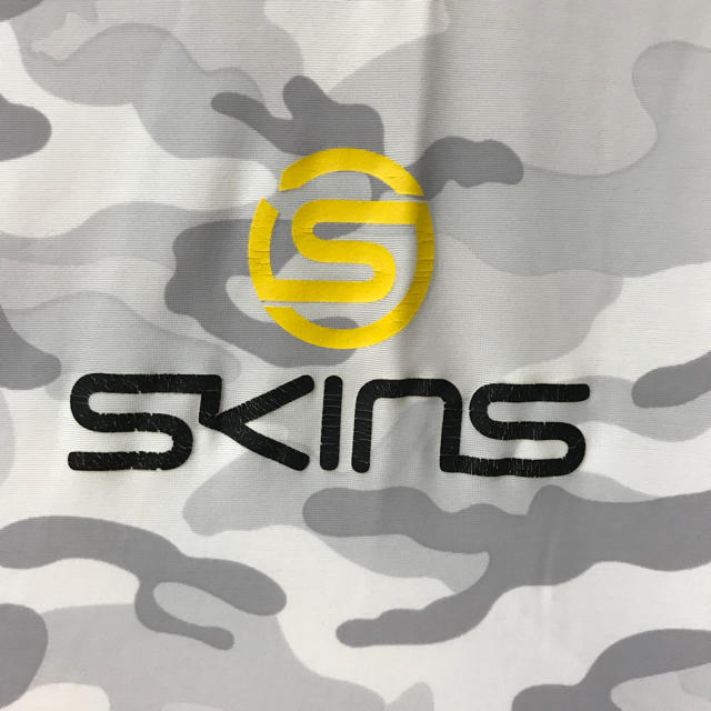 SKINS(スキンズ)のSKINS インナーシャツ スポーツ/アウトドアのトレーニング/エクササイズ(トレーニング用品)の商品写真