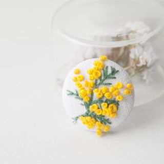 刺繍のミモザモチーフ  ヘアゴム   or ブローチ(ブローチ/コサージュ)