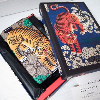 グッチ(Gucci)の正規品♡超美品♡グッチ　iPhoneケース　携帯カバー　GGスプリーム　トラ柄(iPhoneケース)