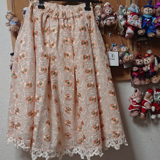 Lily Brown(リリーブラウン)のリリーブラウン 花刺繍 スカート レディースのスカート(ひざ丈スカート)の商品写真