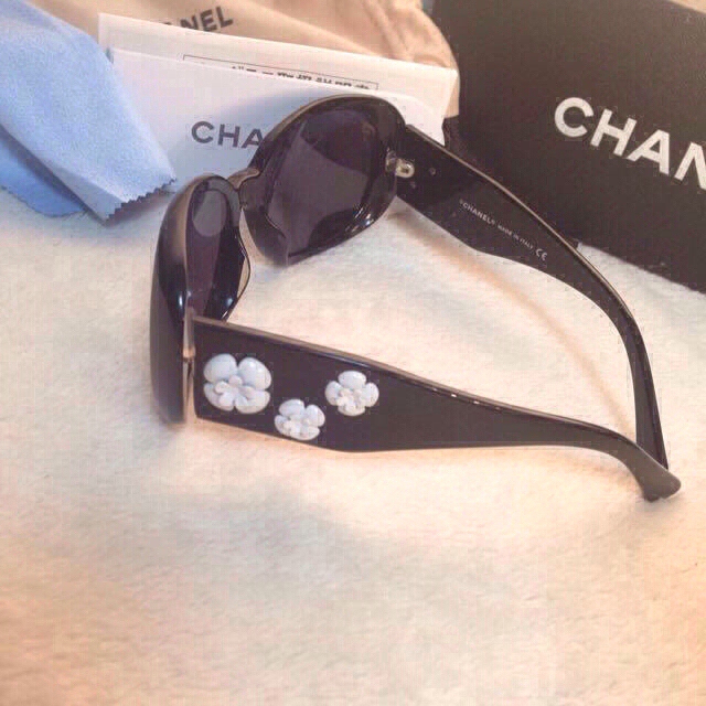CHANEL(シャネル)のCHANEL☆カメリア☆サングラス レディースのファッション小物(サングラス/メガネ)の商品写真