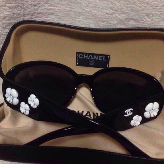 CHANEL(シャネル)のCHANEL☆カメリア☆サングラス レディースのファッション小物(サングラス/メガネ)の商品写真