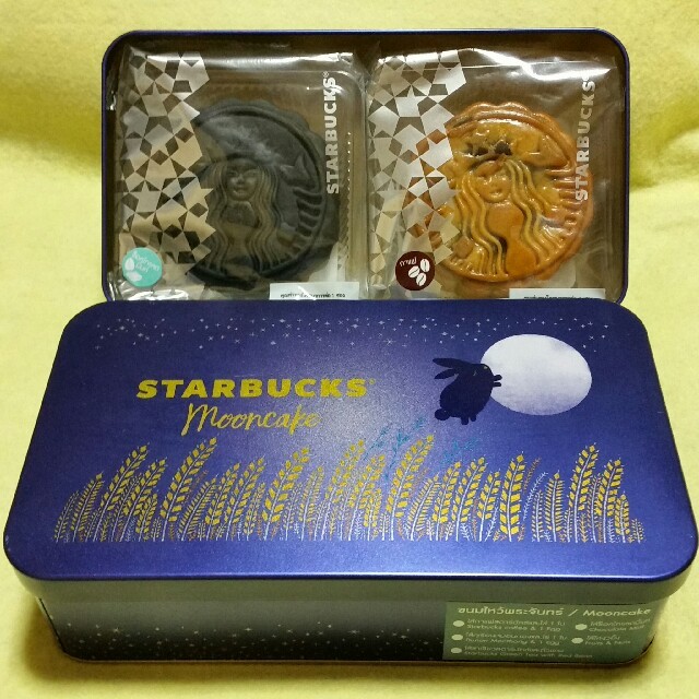 Starbucks Coffee(スターバックスコーヒー)の日本未発売★タイ限定★スタバ オリジナル缶入り月餅2個★チョコミント＆コーヒー 食品/飲料/酒の食品(菓子/デザート)の商品写真