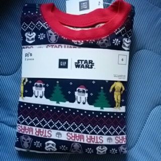 ギャップキッズ(GAP Kids)の新品未使用GAPキッズベビースターウォーズ柄パジャマ110Tシャツ上下Set冬用(パジャマ)