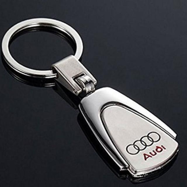 AUDI(アウディ)の新品 アウディ キーホルダー Audi 高級感 合金製 未使用 自動車/バイクの自動車(車外アクセサリ)の商品写真