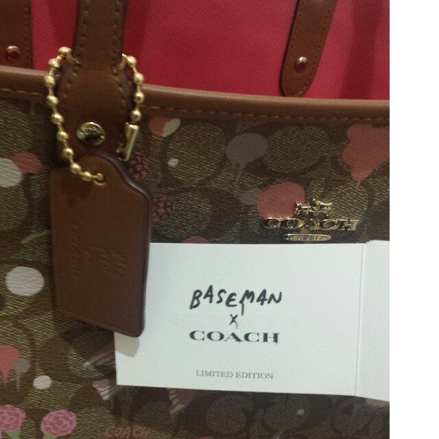 COACH(コーチ)のふくちゃんさまCOACH×BASEMANコラボリバーシブルトートバッグピンク美品 レディースのバッグ(トートバッグ)の商品写真