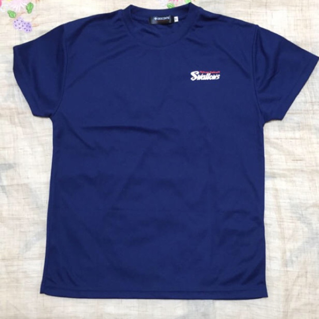 DESCENTE(デサント)のヤクルトスワローズＴシャツ スポーツ/アウトドアの野球(記念品/関連グッズ)の商品写真