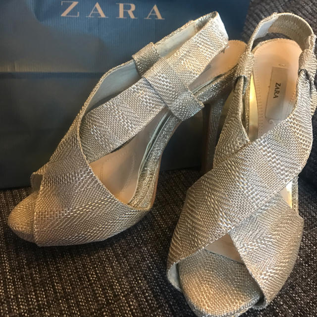 ZARA(ザラ)のZARAゴールドサンダル❤️一回使用 レディースの靴/シューズ(サンダル)の商品写真