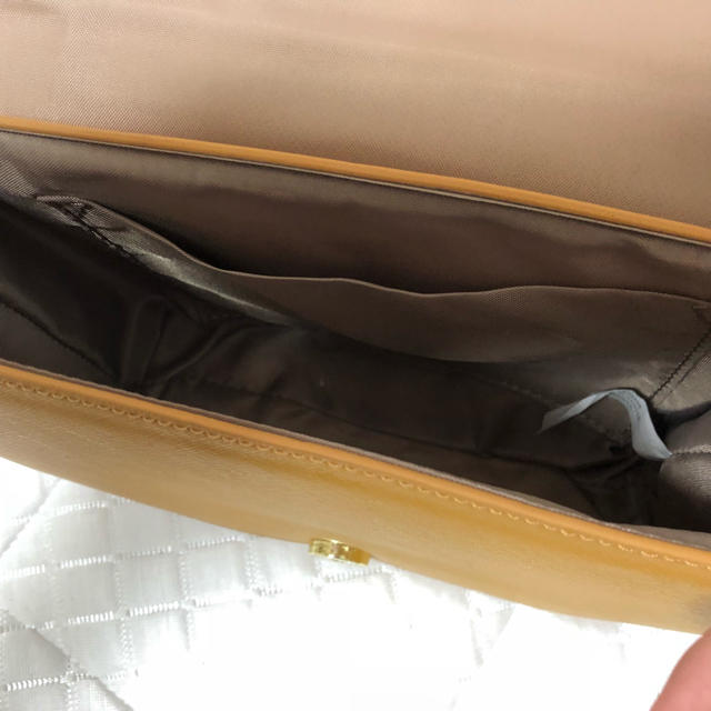 GU(ジーユー)のGU マスタード色 ショルダーバッグ レディースのバッグ(ショルダーバッグ)の商品写真
