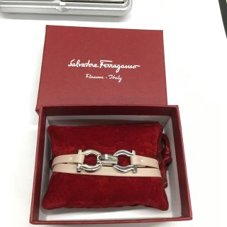 フェラガモ(Ferragamo)の【ゆり様 専用】フェラガモ   レザー2連  ブレスレット(ブレスレット/バングル)