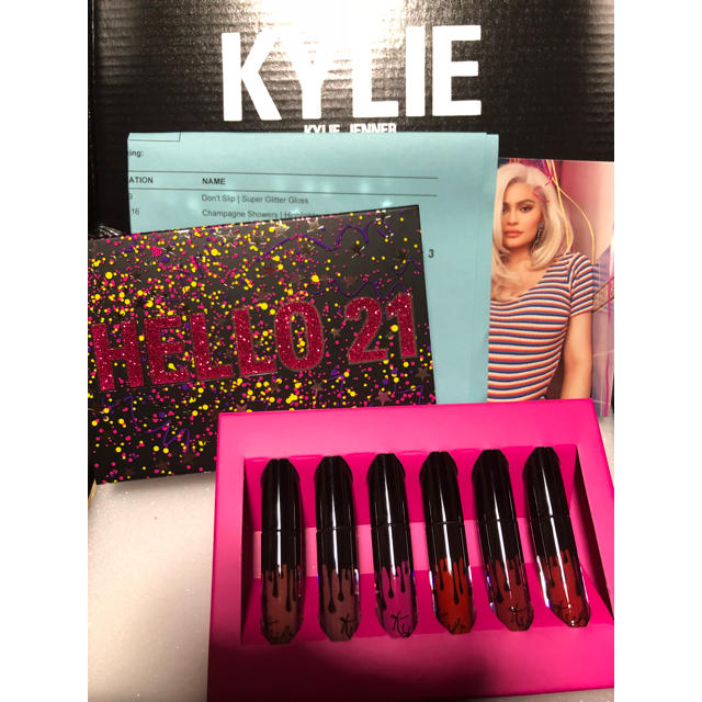Kylie Cosmetics(カイリーコスメティックス)の最新作！カイリーコスメティックスバースデーコレクションリップセット コスメ/美容のベースメイク/化粧品(リップグロス)の商品写真