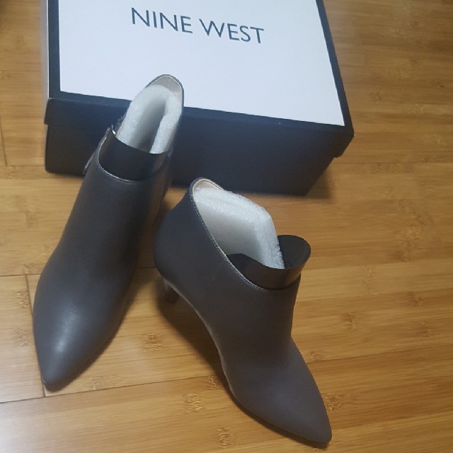 NINE WEST(ナインウエスト)のナインウエスト　ショートブーツ　グレー　24センチ レディースの靴/シューズ(ブーティ)の商品写真