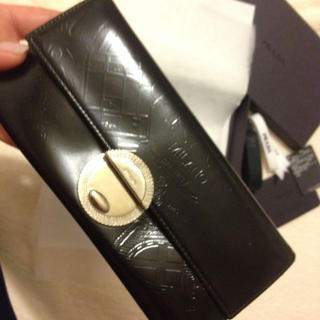 プラダ(PRADA)のPRADA デザイン型押長財布(財布)