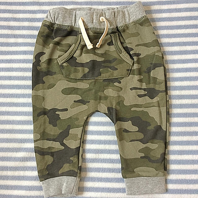 babyGAP(ベビーギャップ)のGAP 迷彩パンツ スウェット 70 キッズ/ベビー/マタニティのベビー服(~85cm)(パンツ)の商品写真