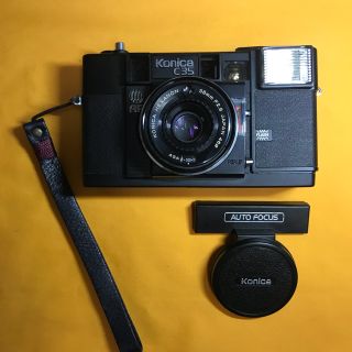 コニカミノルタ(KONICA MINOLTA)の【動作確認済み‼︎】Konica C35 AF 革ひも付き(フィルムカメラ)