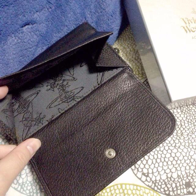 Vivienne Westwood(ヴィヴィアンウエストウッド)のVivienne オーヴ付き短財布 レディースのファッション小物(財布)の商品写真